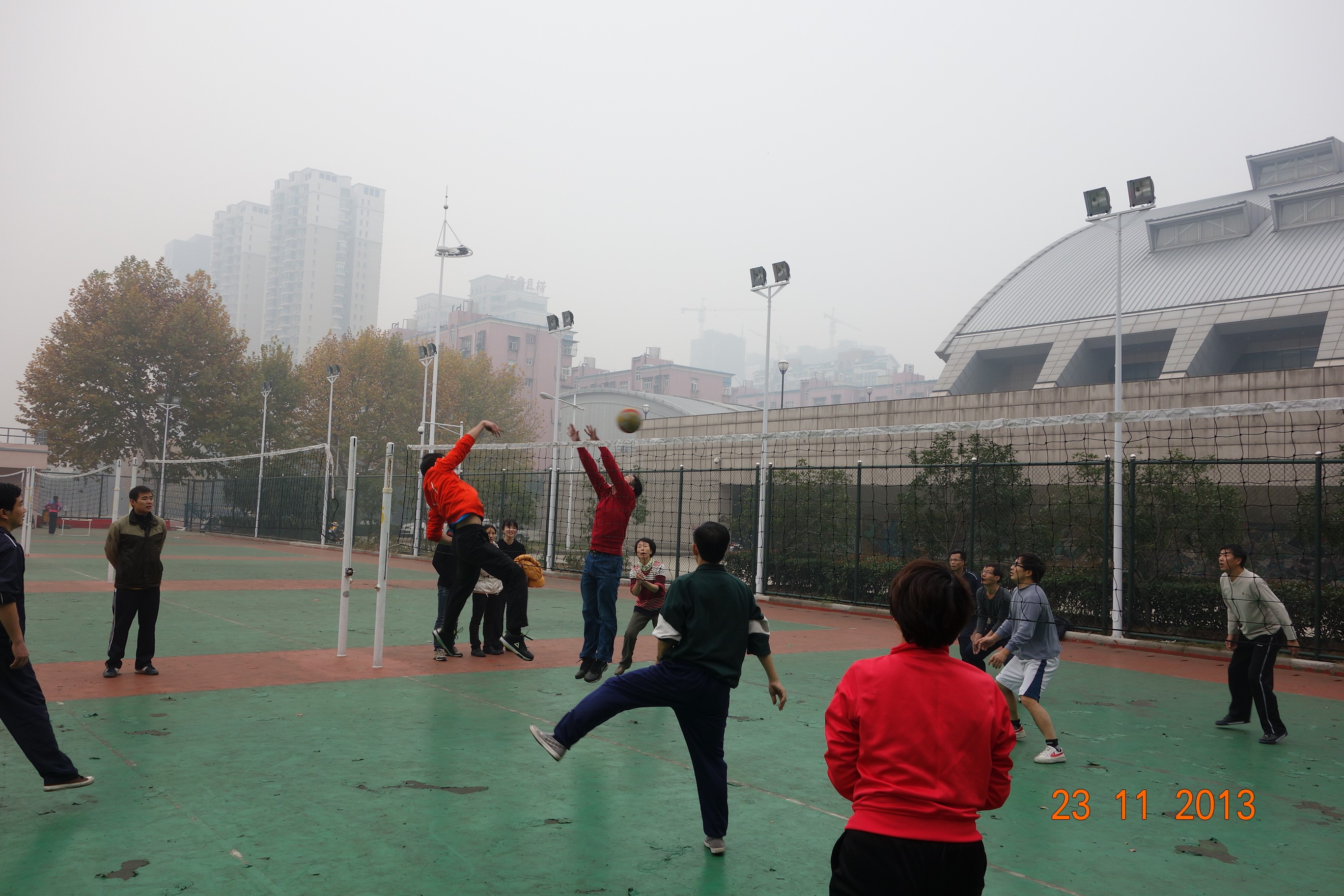 2013数学与统计学院教工排球赛5.jpg 2013数学与统计学院教工排球赛5.jpg