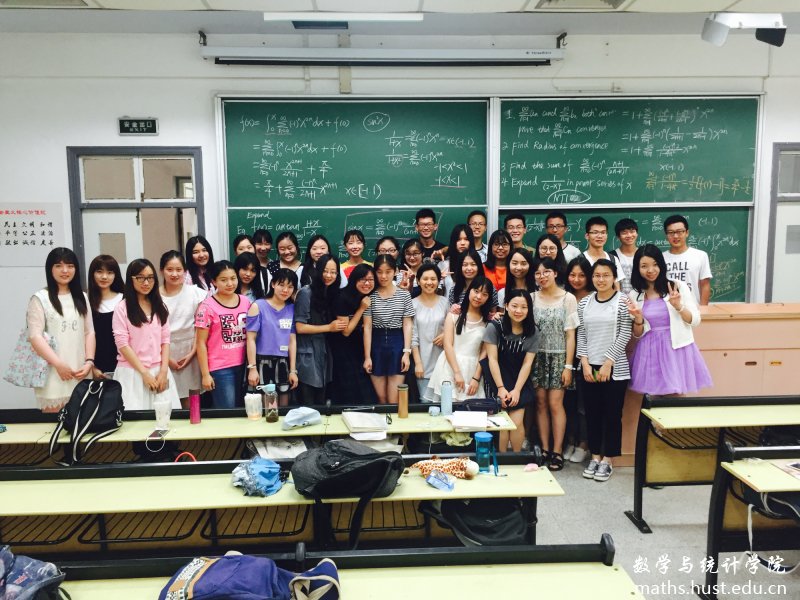 2016年6月吴娥子与学生合影.jpg 2016年6月吴娥子与学生合影.jpg
